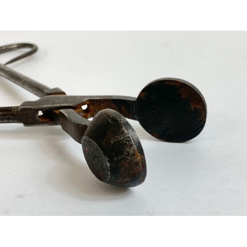 78 - An 18th century blacksmiths tongs. 18cm