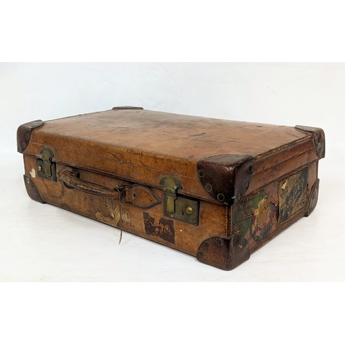 82 - A vintage leather case. 61x43x18.5cm