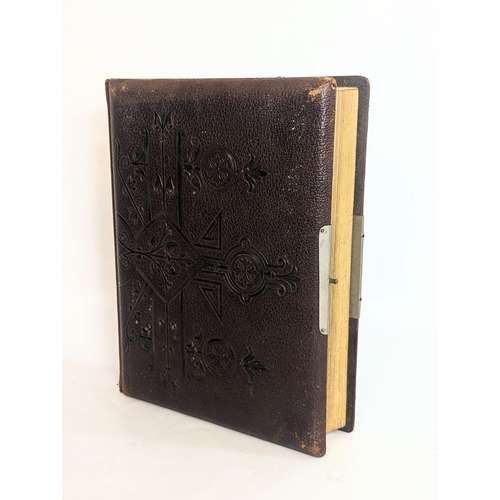 89 - A 19th century leather photo album. 22x28x6cm