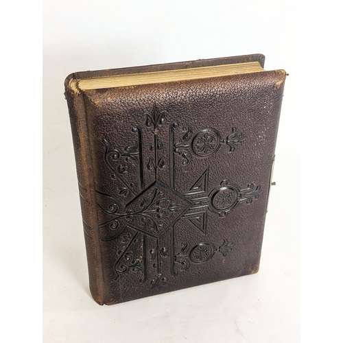 89 - A 19th century leather photo album. 22x28x6cm