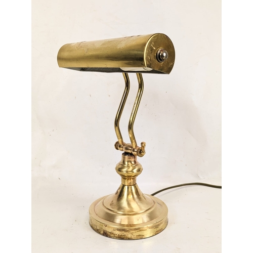 186 - A brass desk lamp. 25.5x32.5cm