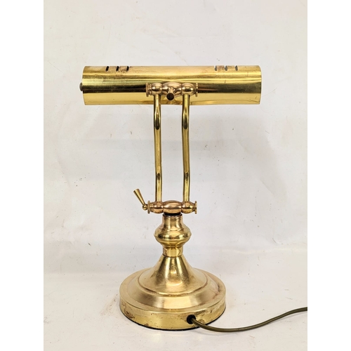 186 - A brass desk lamp. 25.5x32.5cm