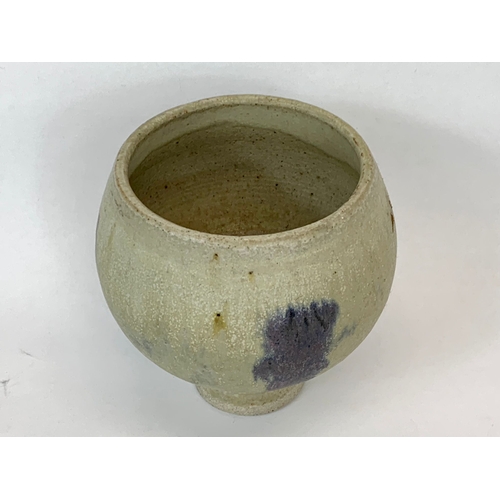 567 - A signed Studio Pottery bowl in the manner of Lucie Rie 10 x 10cm