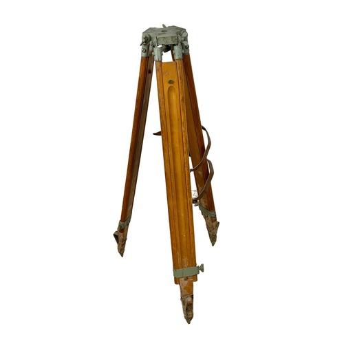 152 - An early 20th century adjustable surveyors tripod stand. Fully extended 164.5cm