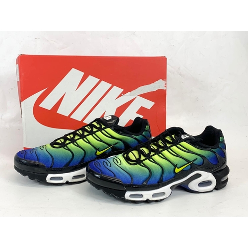 156 - A pair of Nike Air Max shoes in box. UK 9.5