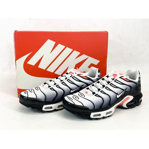 157 - A pair of Nike Air Max shoes in box. UK 9.5