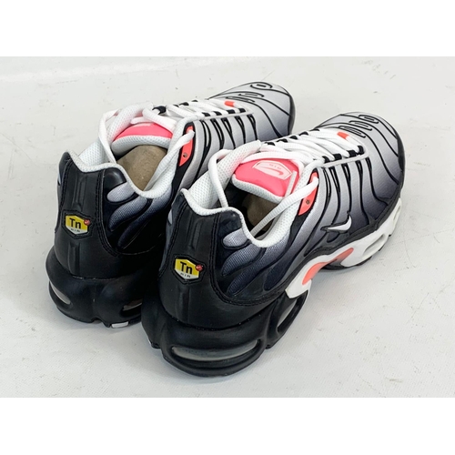 157 - A pair of Nike Air Max shoes in box. UK 9.5