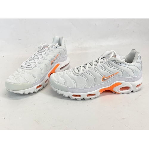 162 - A pair of Nike Air Max shoes. UK 9.5