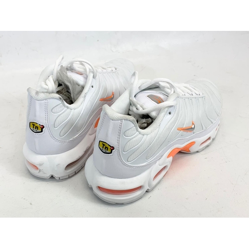 162 - A pair of Nike Air Max shoes. UK 9.5