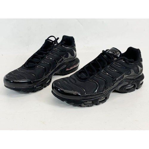 164 - A pair of Nike Air Max shoes. UK 9.5