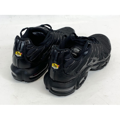 164 - A pair of Nike Air Max shoes. UK 9.5