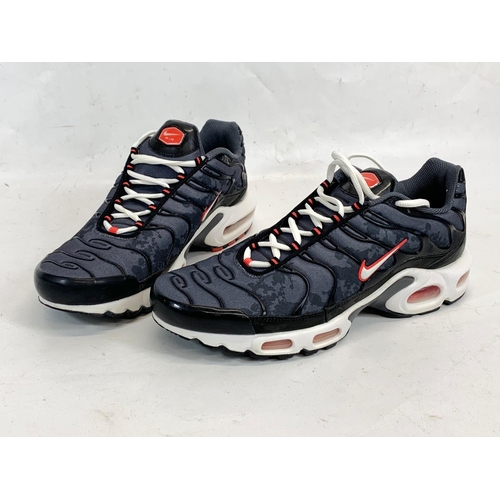 166 - A pair of Nike Air Max shoes. UK 9.5