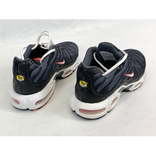 166 - A pair of Nike Air Max shoes. UK 9.5