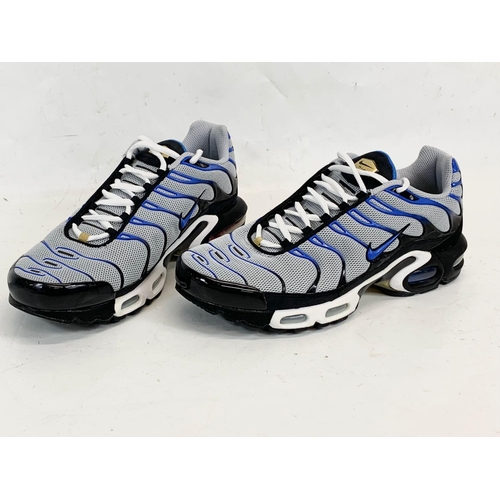 169 - A pair of Nike Air Max shoes. UK 9.5