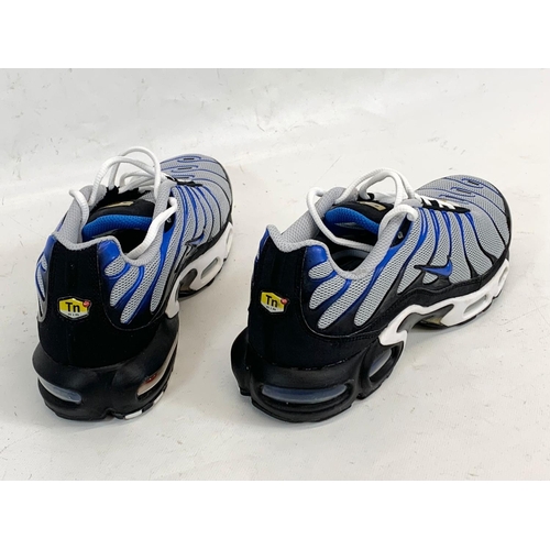 169 - A pair of Nike Air Max shoes. UK 9.5