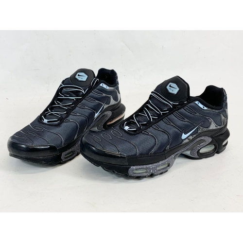 170 - A pair of Nike Air Max shoes. UK 9.5