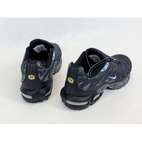 170 - A pair of Nike Air Max shoes. UK 9.5