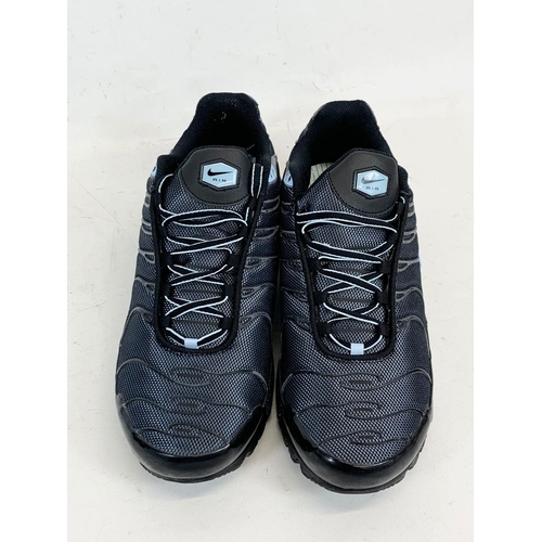 170 - A pair of Nike Air Max shoes. UK 9.5