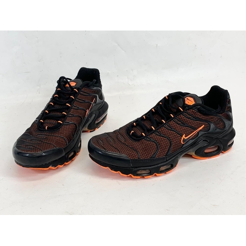 172 - A pair of Nike Air Max shoes. UK 9.5