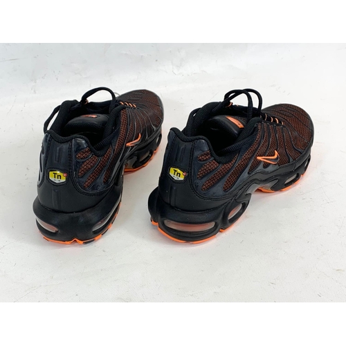 172 - A pair of Nike Air Max shoes. UK 9.5