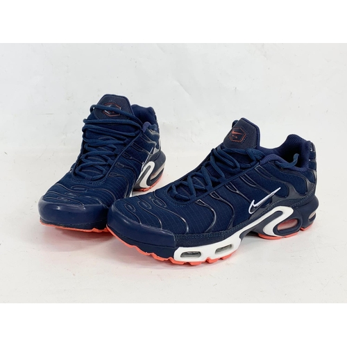 173 - A pair of Nike Air Max shoes. UK 9.5