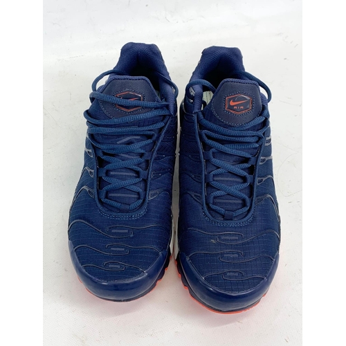 173 - A pair of Nike Air Max shoes. UK 9.5