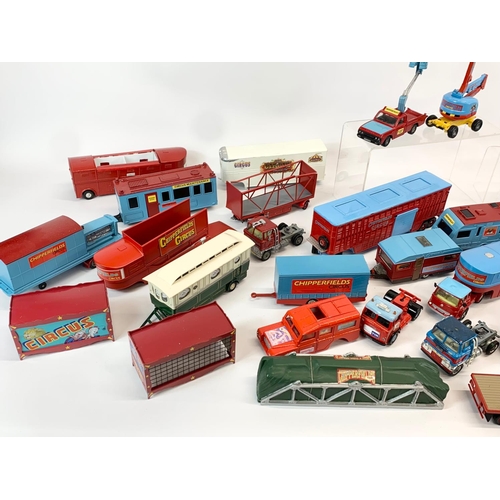 252B - A large collection of Corgi and Matchbox model trucks. Chipperfields Circus. 32cm, 25cm, 12cm etc.