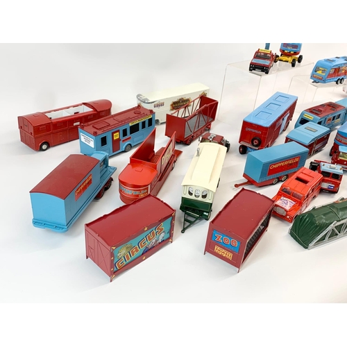 252B - A large collection of Corgi and Matchbox model trucks. Chipperfields Circus. 32cm, 25cm, 12cm etc.