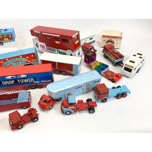 252B - A large collection of Corgi and Matchbox model trucks. Chipperfields Circus. 32cm, 25cm, 12cm etc.