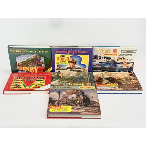 252C - A collection of 7 collectable model books, by Pat Hammond, Mike and Sue Richardson, Chris and Julie ... 