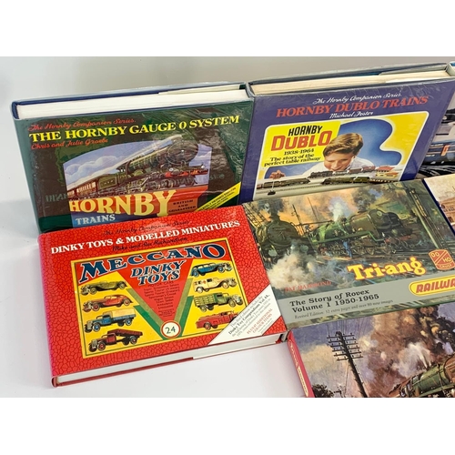 252C - A collection of 7 collectable model books, by Pat Hammond, Mike and Sue Richardson, Chris and Julie ... 