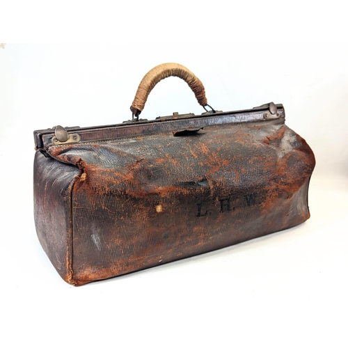 284 - An early 20th century Gladstone bag. 52x30cm