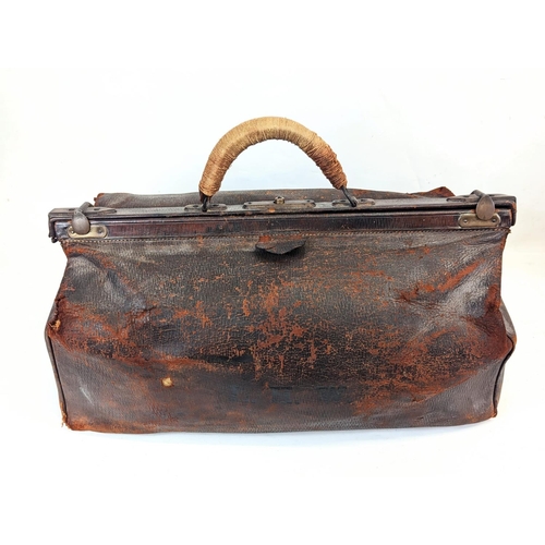 284 - An early 20th century Gladstone bag. 52x30cm