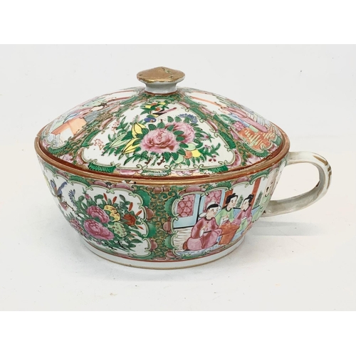 465 - A 19th century Chinese Rose Medallion chamber pot with lid. 24 x 14cm