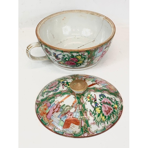 465 - A 19th century Chinese Rose Medallion chamber pot with lid. 24 x 14cm