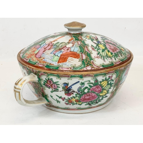 465 - A 19th century Chinese Rose Medallion chamber pot with lid. 24 x 14cm