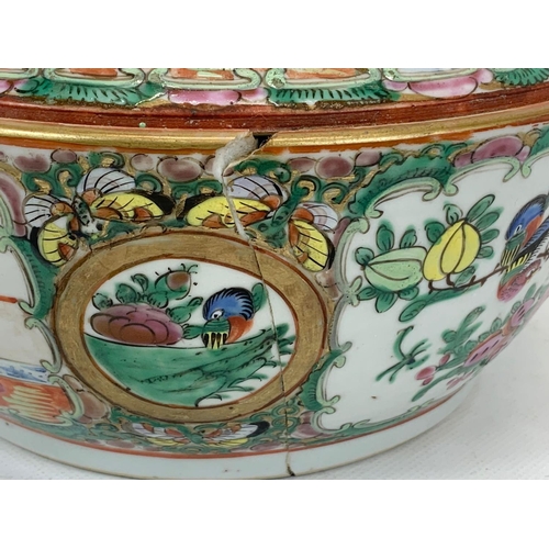 465 - A 19th century Chinese Rose Medallion chamber pot with lid. 24 x 14cm