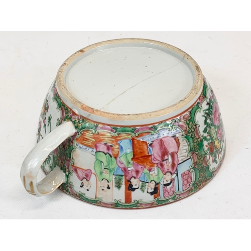 465 - A 19th century Chinese Rose Medallion chamber pot with lid. 24 x 14cm