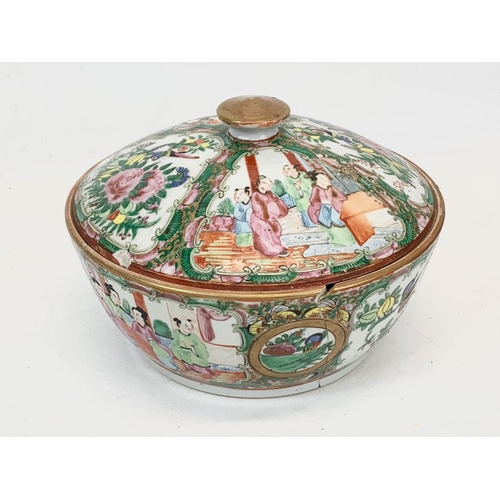 465 - A 19th century Chinese Rose Medallion chamber pot with lid. 24 x 14cm