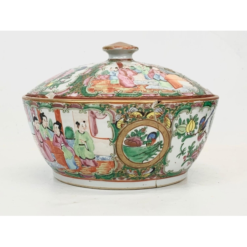 465 - A 19th century Chinese Rose Medallion chamber pot with lid. 24 x 14cm