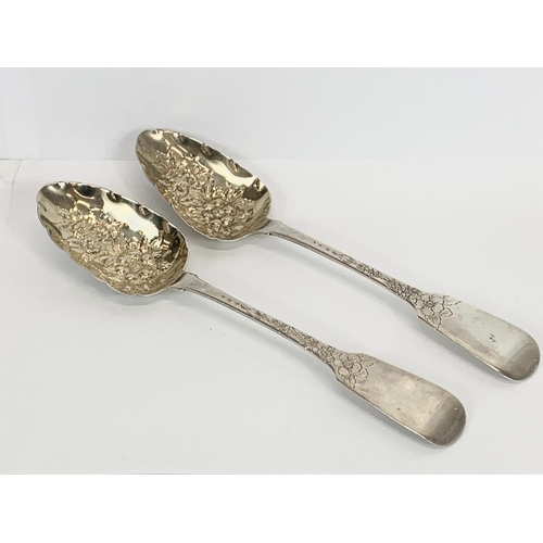 495 - A pair of ornate Irish silver serving / Berry spoons. George IV. 1827. 150 grams. 24cm