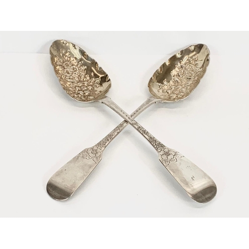 495 - A pair of ornate Irish silver serving / Berry spoons. George IV. 1827. 150 grams. 24cm