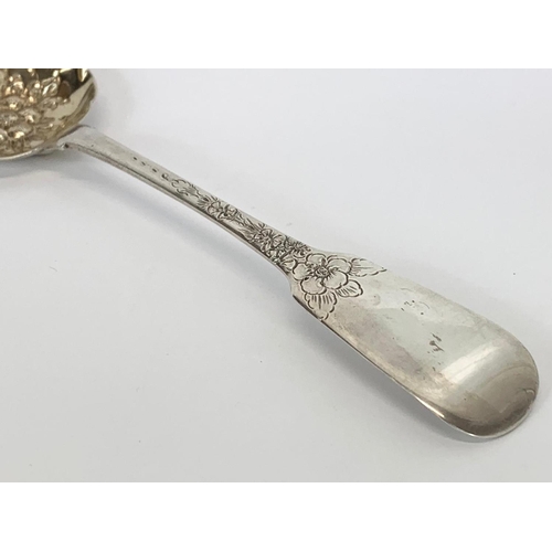 495 - A pair of ornate Irish silver serving / Berry spoons. George IV. 1827. 150 grams. 24cm