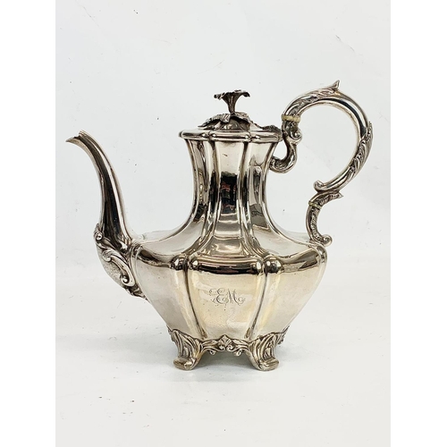 497 - A large sterling silver William IV coffee pot. London 1837. 930 grams. 25 x 23cm