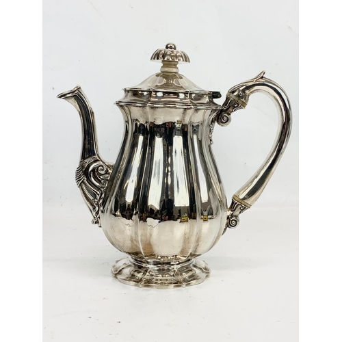 498 - A large Irish silver coffee pot. George III. Stamped WN. 1126 grams. 23 x 23cm