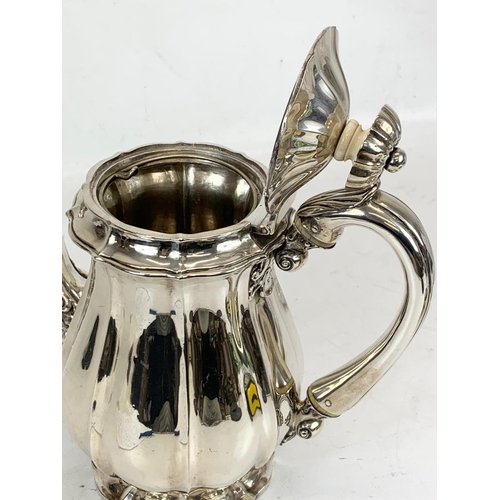 498 - A large Irish silver coffee pot. George III. Stamped WN. 1126 grams. 23 x 23cm