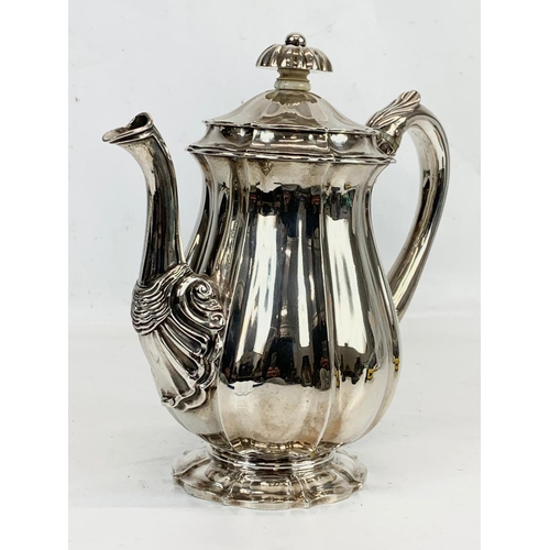 498 - A large Irish silver coffee pot. George III. Stamped WN. 1126 grams. 23 x 23cm