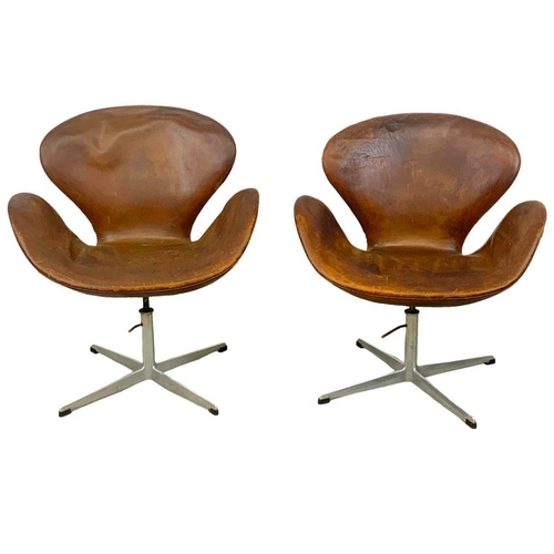 781 - A pair of authentic Arne Jacobsen Danish “Swan” leather swivel chairs. Designed for Fritz Hansen. La... 