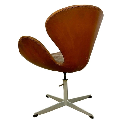 781 - A pair of authentic Arne Jacobsen Danish “Swan” leather swivel chairs. Designed for Fritz Hansen. La... 