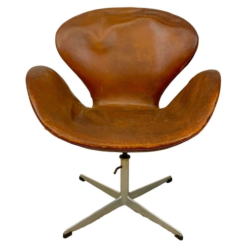 781 - A pair of authentic Arne Jacobsen Danish “Swan” leather swivel chairs. Designed for Fritz Hansen. La... 